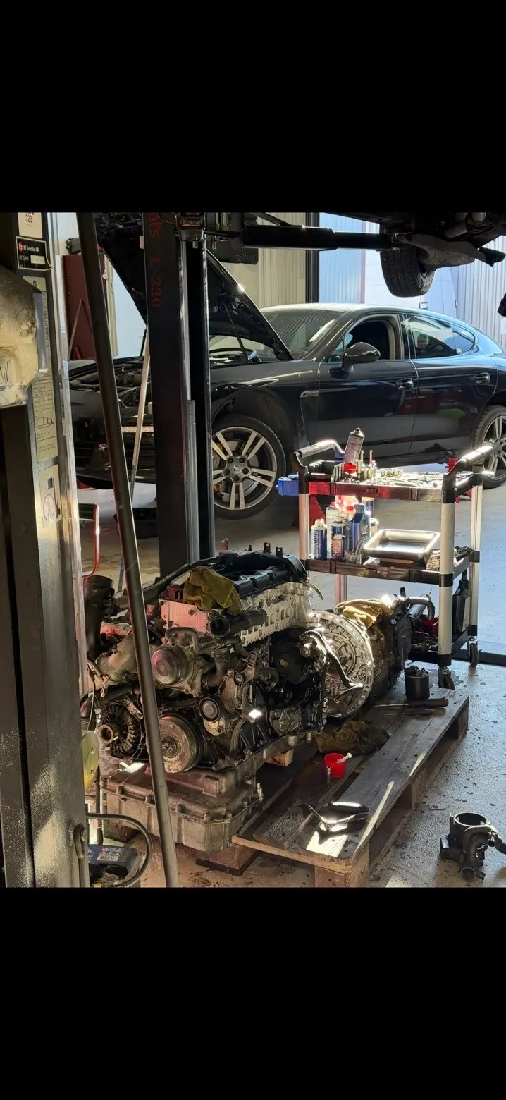Motorbyte – urlyft bilmotor i verkstaden