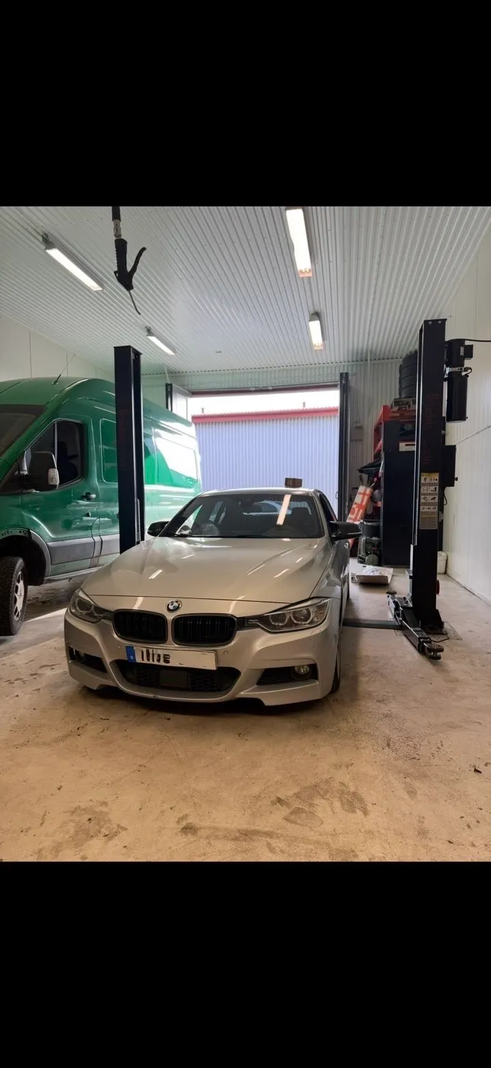Oljebyte och service av bil i verkstaden i Partille